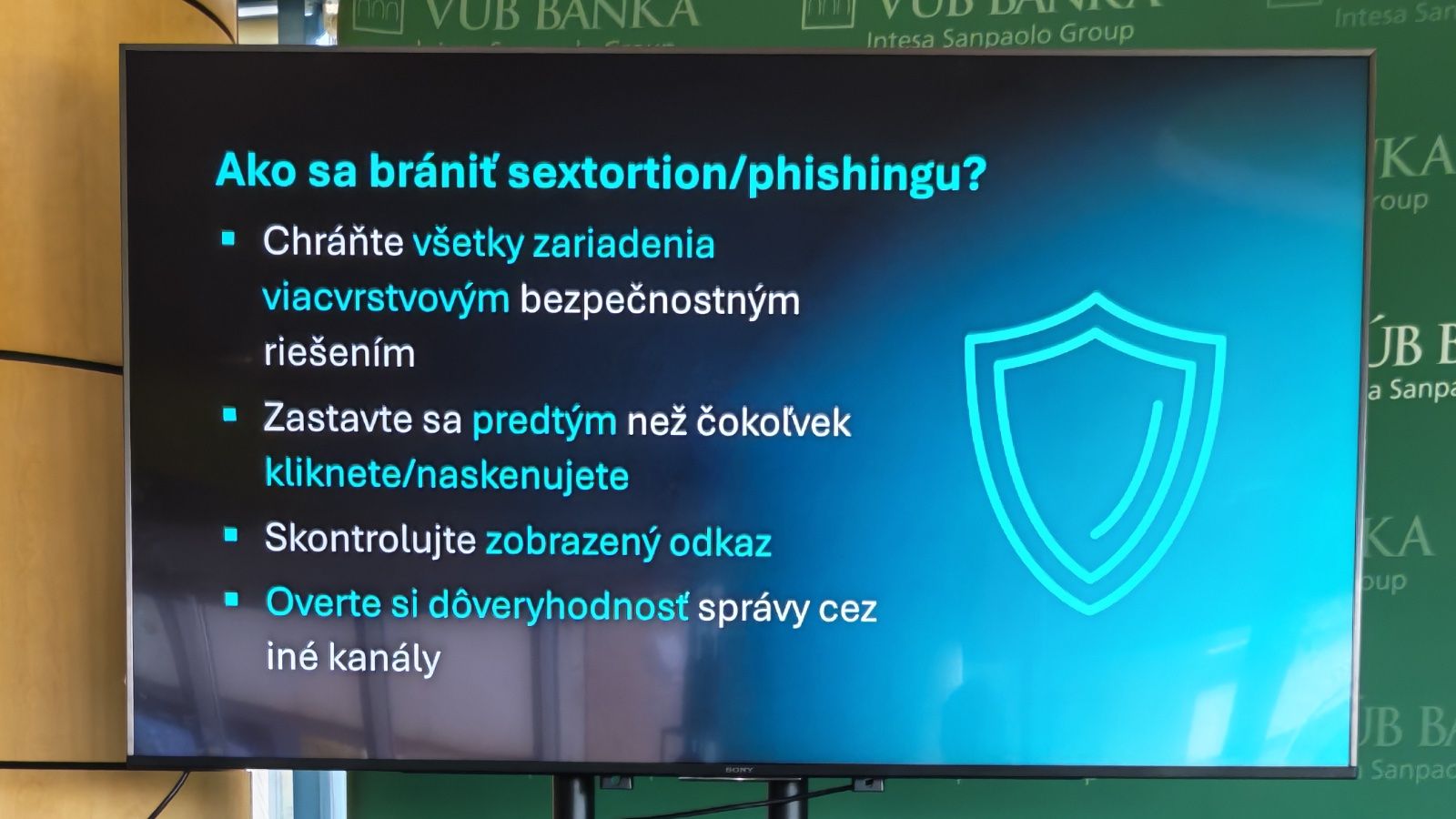 AI podvody sú presvedčivé: Stačí jeden klik a podvodník získa tisíce eur. Ako znížiť riziko?