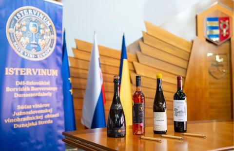 Mesto podpísalo zmluvy s vinárstvami ocenenými titulom „Víno mesta Dunajská Streda 2026“