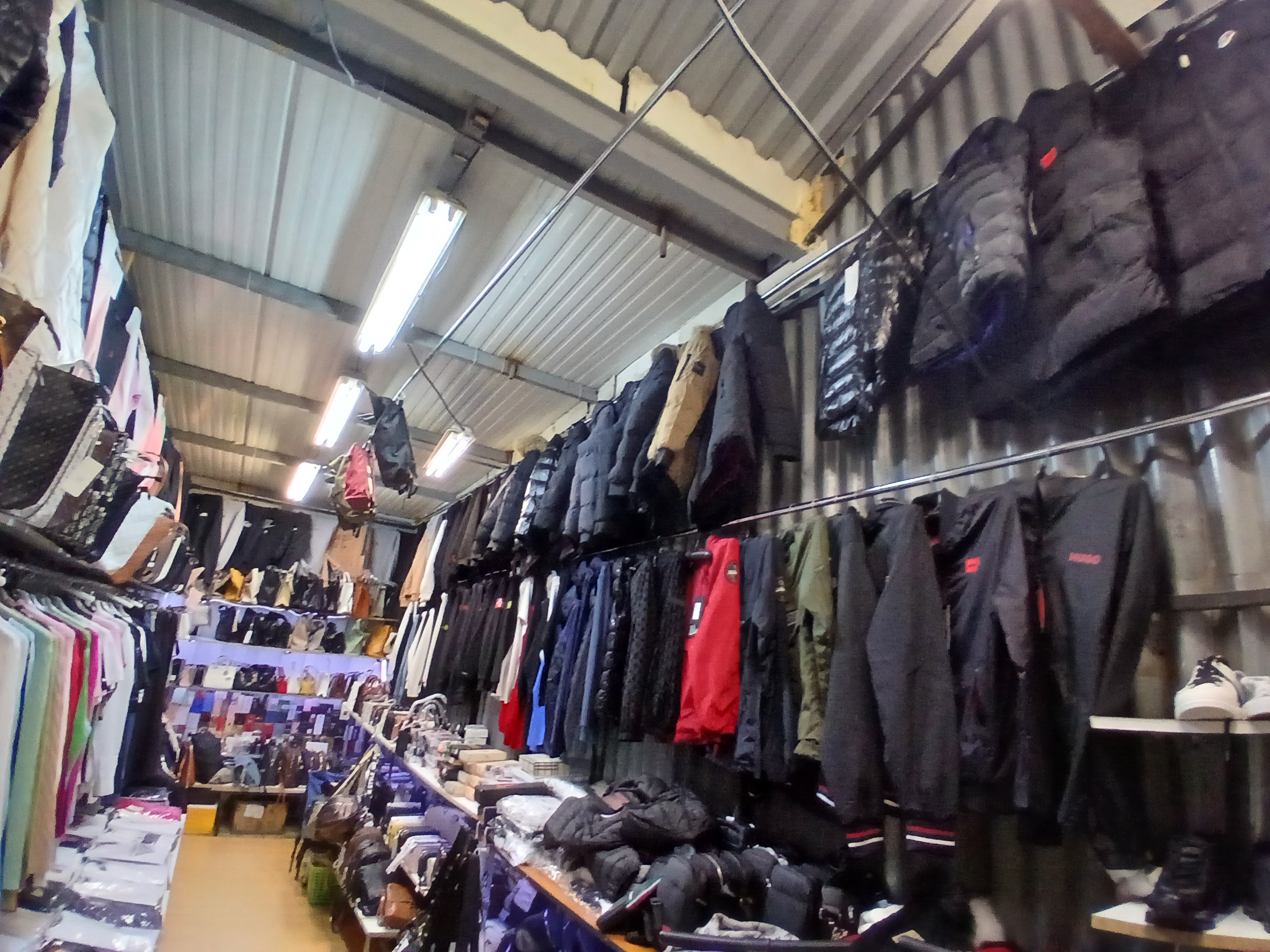 Pražští celníci odhalili padělky za téměř deset milionů