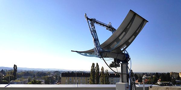 Falt- und schwenkbare Solaranlage: Mehr Stromausbeute und Schutz vor Unwetter