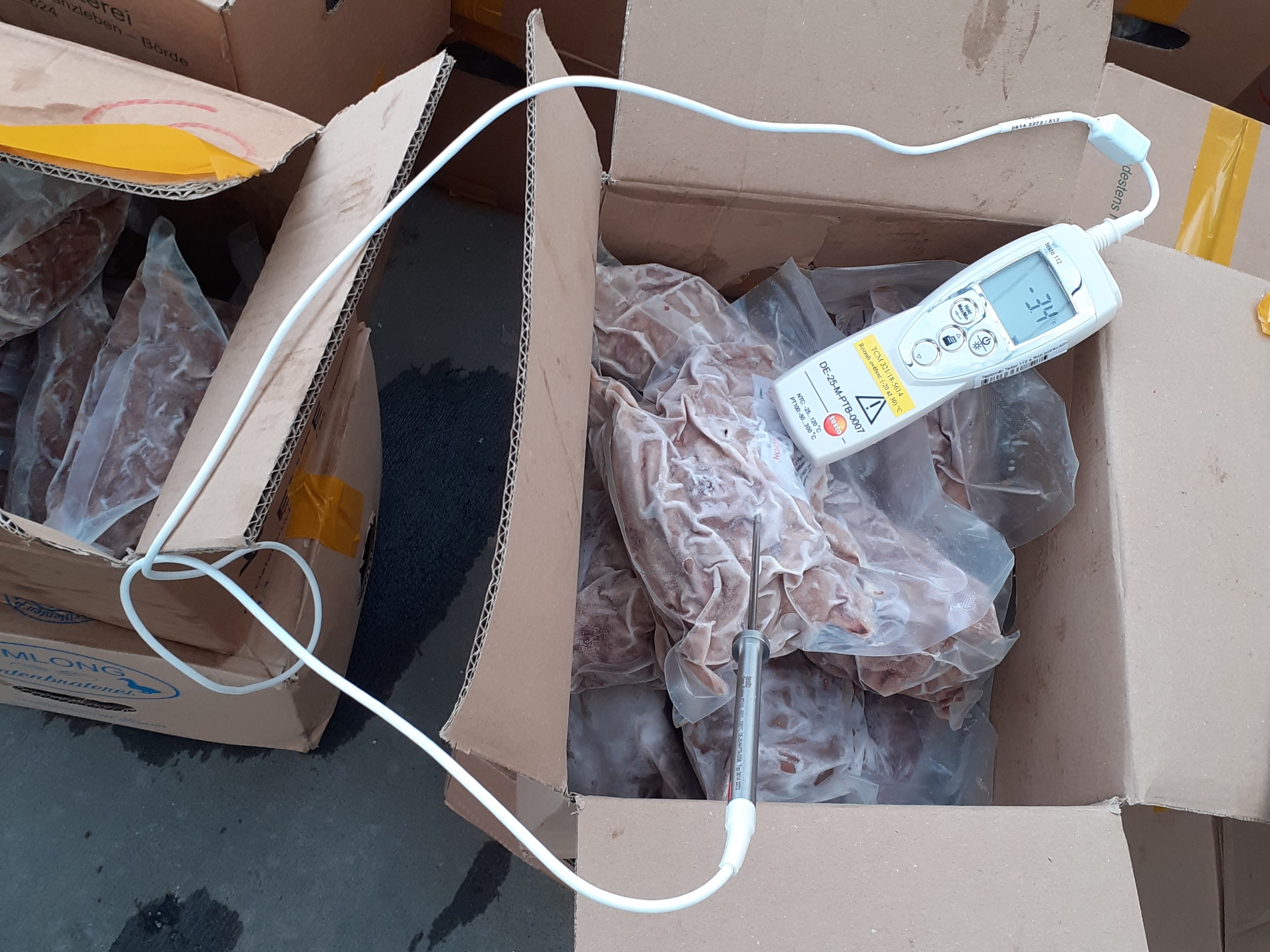 Tunu závadného masa zadrželi celníci na Vysočině