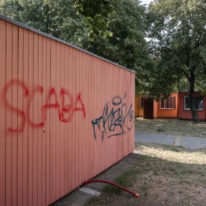 K plotu okolo bungalovov na Slnečných jazerách