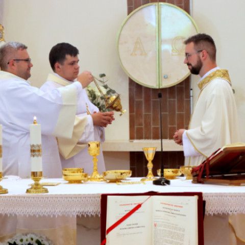Novokňaz Jakub Jurkovič slávil v Senici primičnú svätú omšu