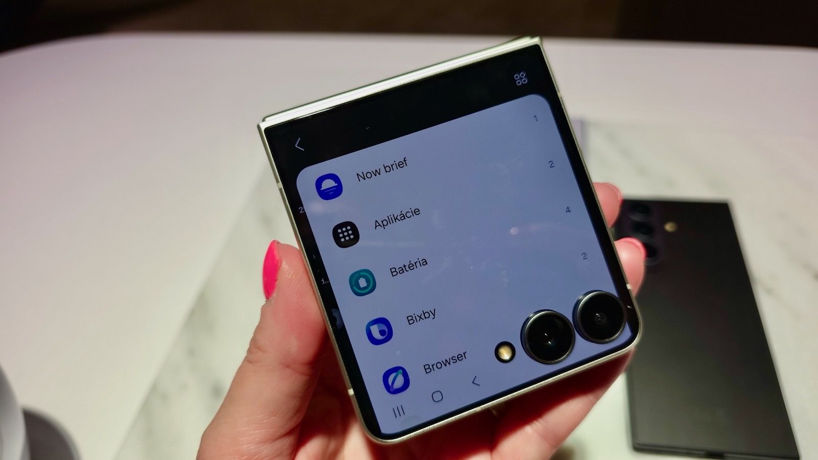Samsung Galaxy Z Flip8 oficiálne: Tenšie telo, 50 MP fotoaparát a vylepšený displej