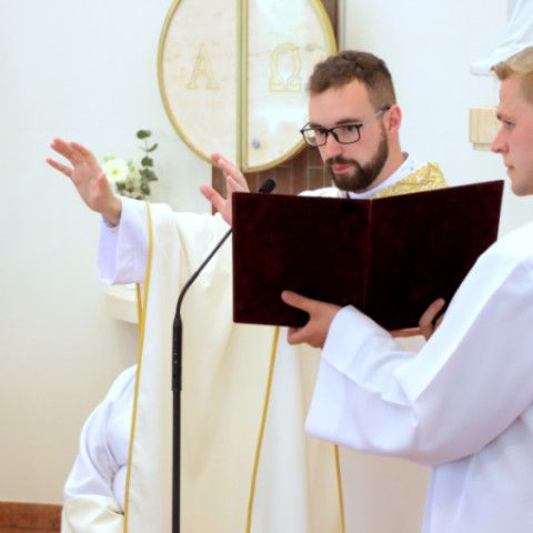 Novokňaz Jakub Jurkovič slávil v Senici primičnú svätú omšu