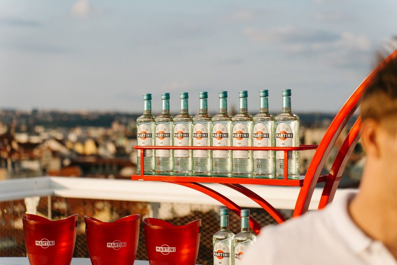 První Martini Terrazza ve střední Evropě otevírá v Praze. Nabídne ikonické aperitivo i jedinečný výhled na město