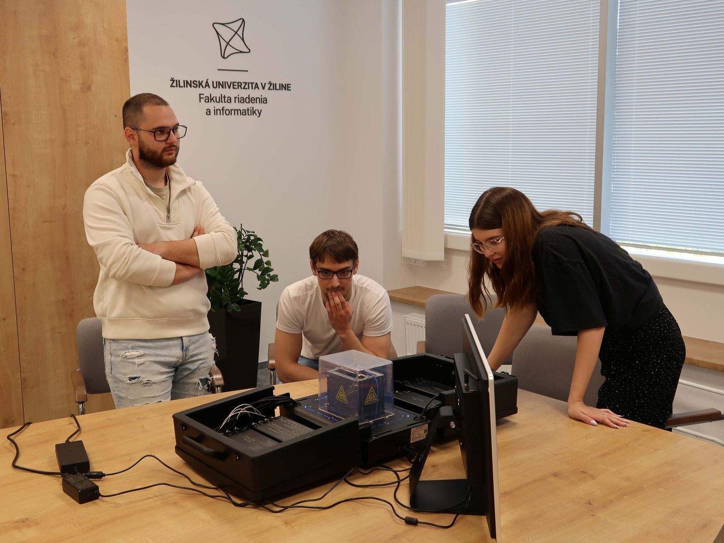 Nová éra IT vzdelávania: Fakulta riadenia a informatiky UNIZA získala unikátny kvantový počítač