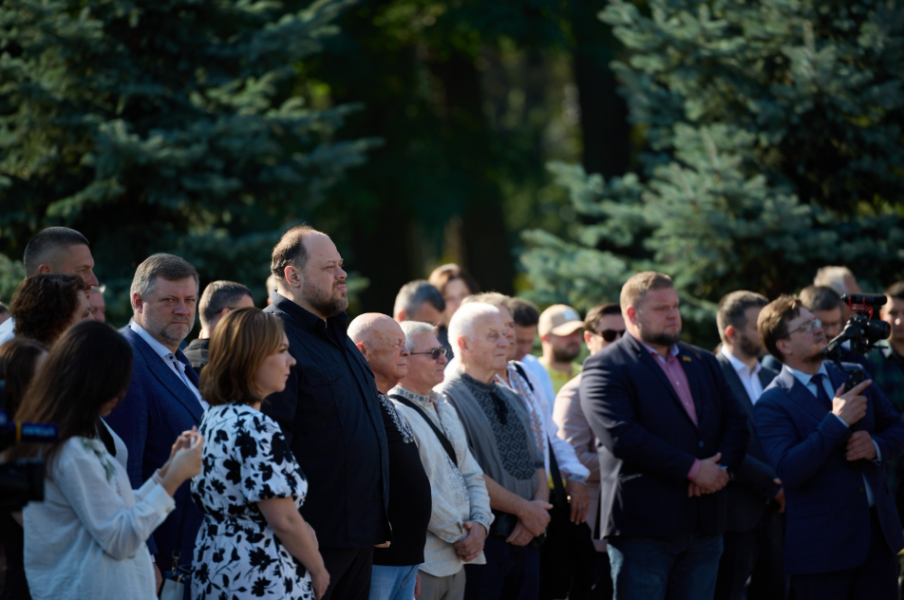Над Верховною Радою України урочисто підняли Державний Прапор України