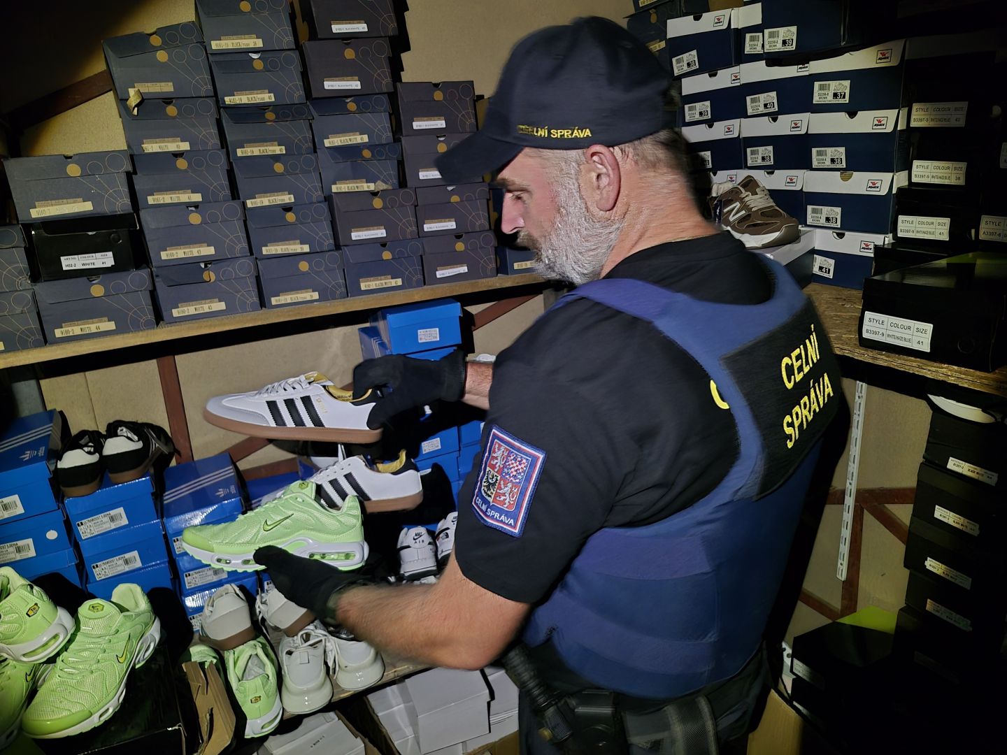 Celníci zasáhli na tržnici v Hatích