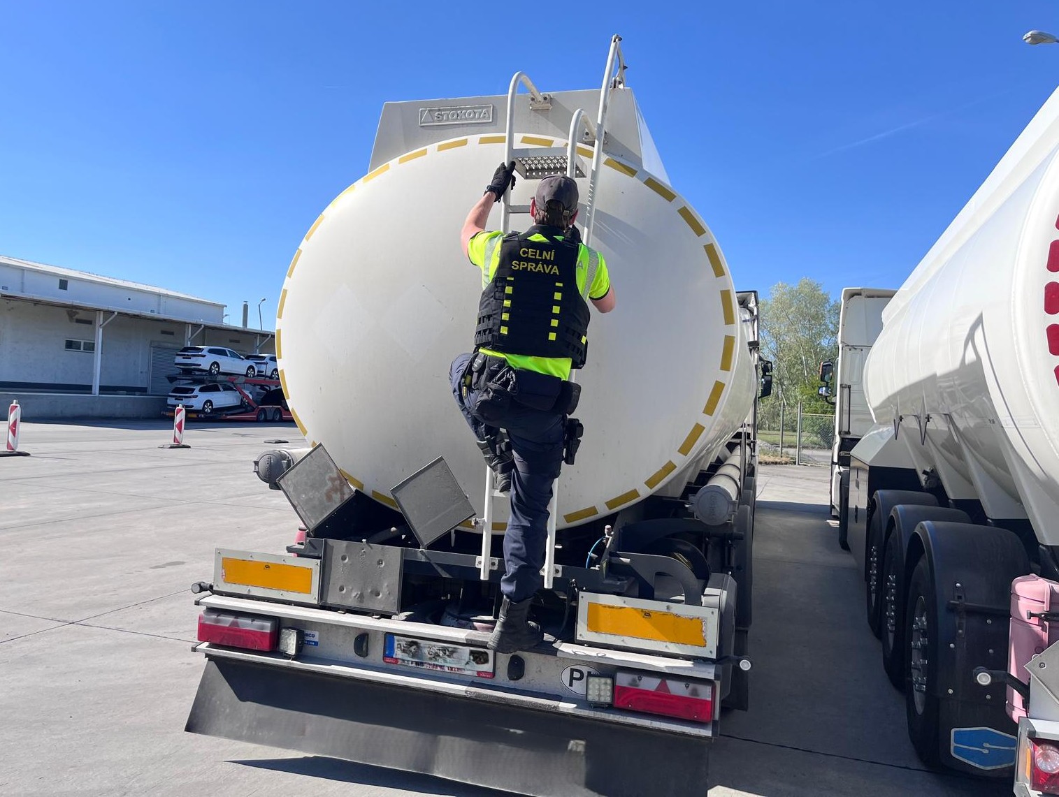 Celníci zadrželi cisterny s podloudně převáženou naftou