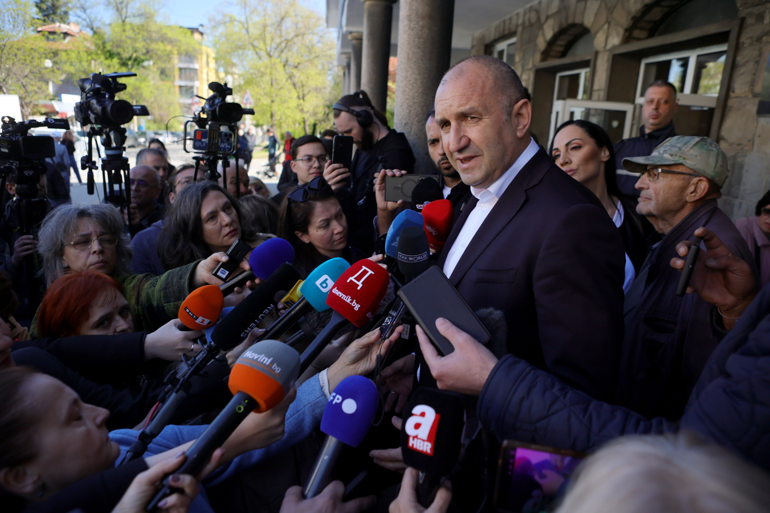 Nahradí Orbána v Európe? Bulharsko si volí vládu, prieskumy predpovedajú drvivé víťazstvo proruského kandidáta