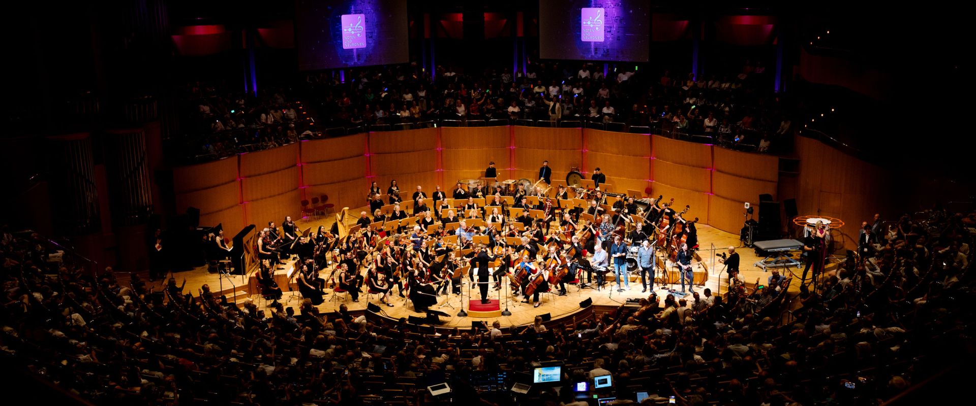 Ausverkaufte Philharmonie: UKB macht Hirnforschung zum Konzerterlebnis
