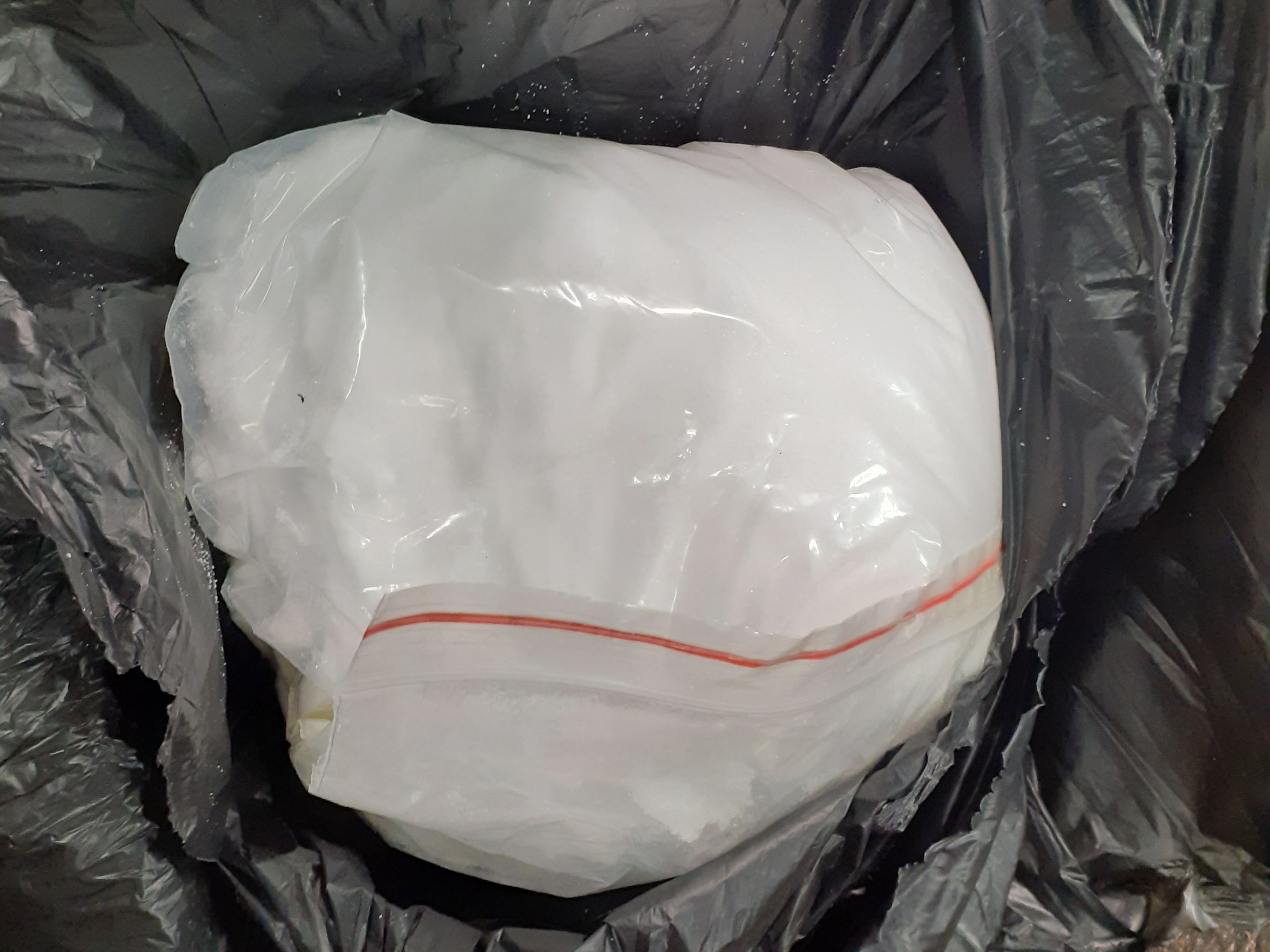 Kontrola vozidla v příhraničí odhalila téměř kilogram látky zneužívané k výrobě pervitinu – společná tisková zpráva CÚ v Liberci a KŘP Libereckého kraje