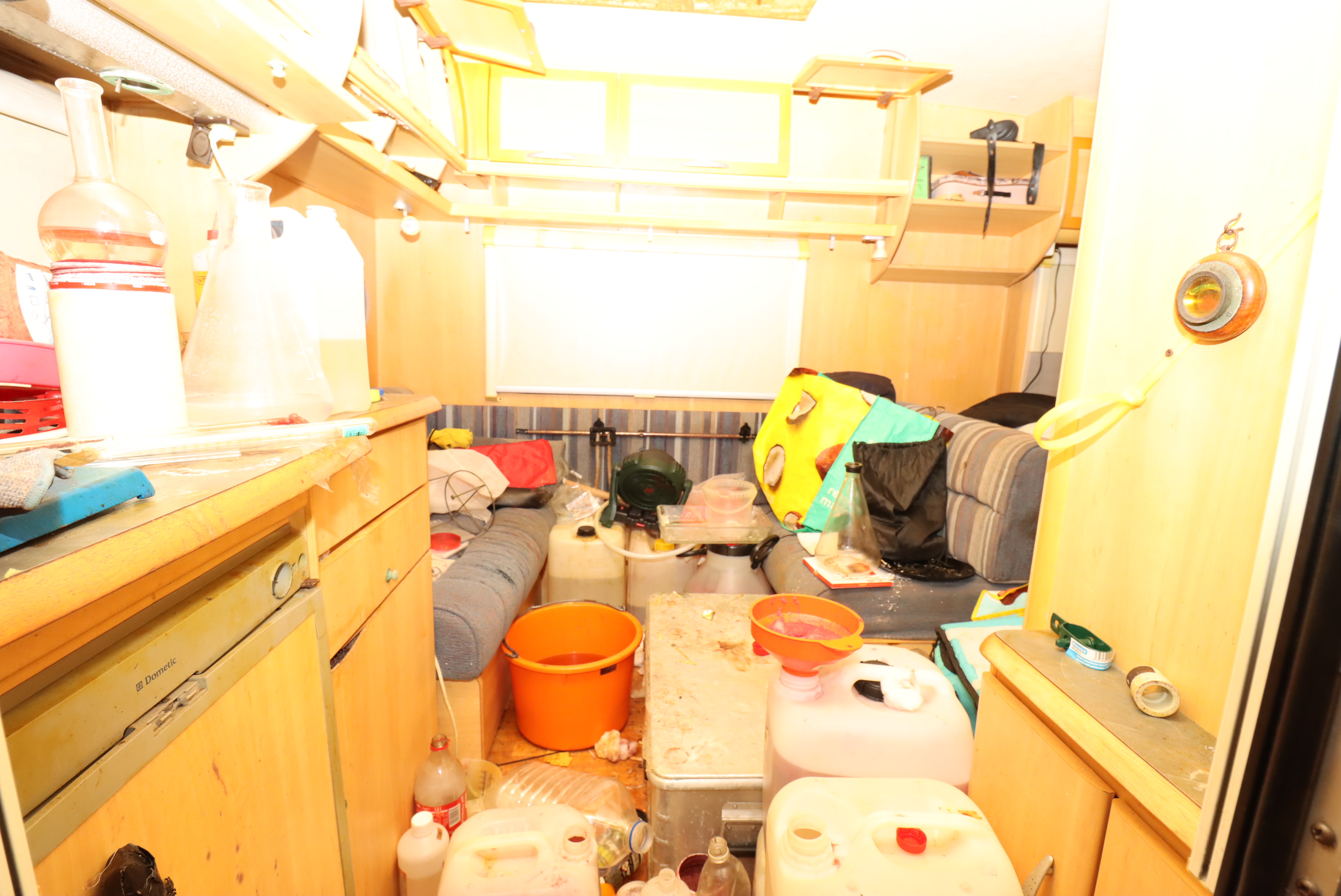 Celníci při razii v Jihomoravském kraji našli drogy, zakázané střelné pero a kradená elektrokola za milion korun