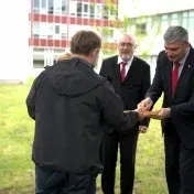 Slovinský veľvyslanec Stanislav Raščan navštívil PU, na znak priateľstva zasadil lipu