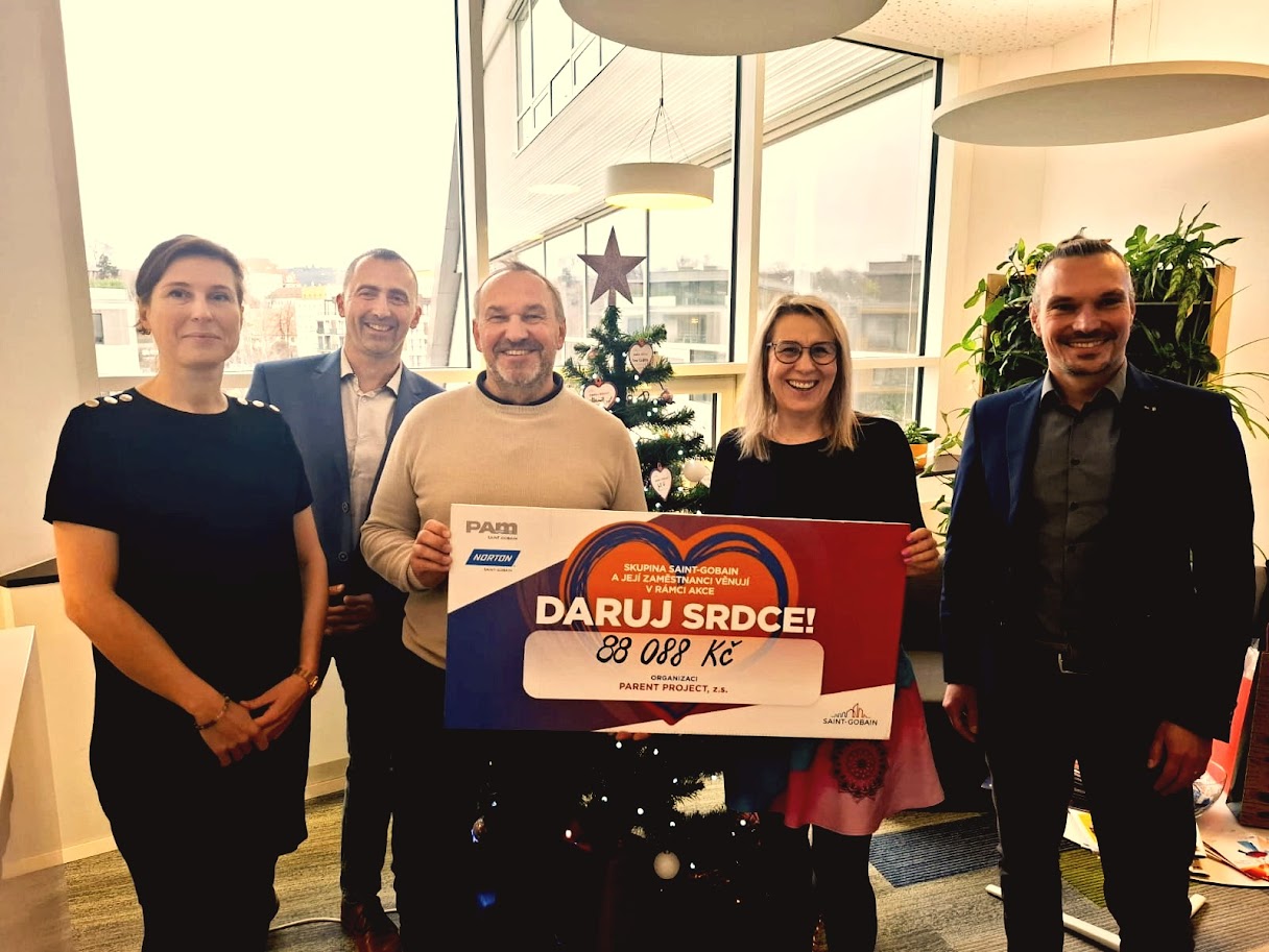 SKUPINA SAINT-GOBAIN A JEJÍ ZAMĚSTNANCI SPOJILI SÍLY A VYBRALI PŘES PŮL MILIONU KORUN