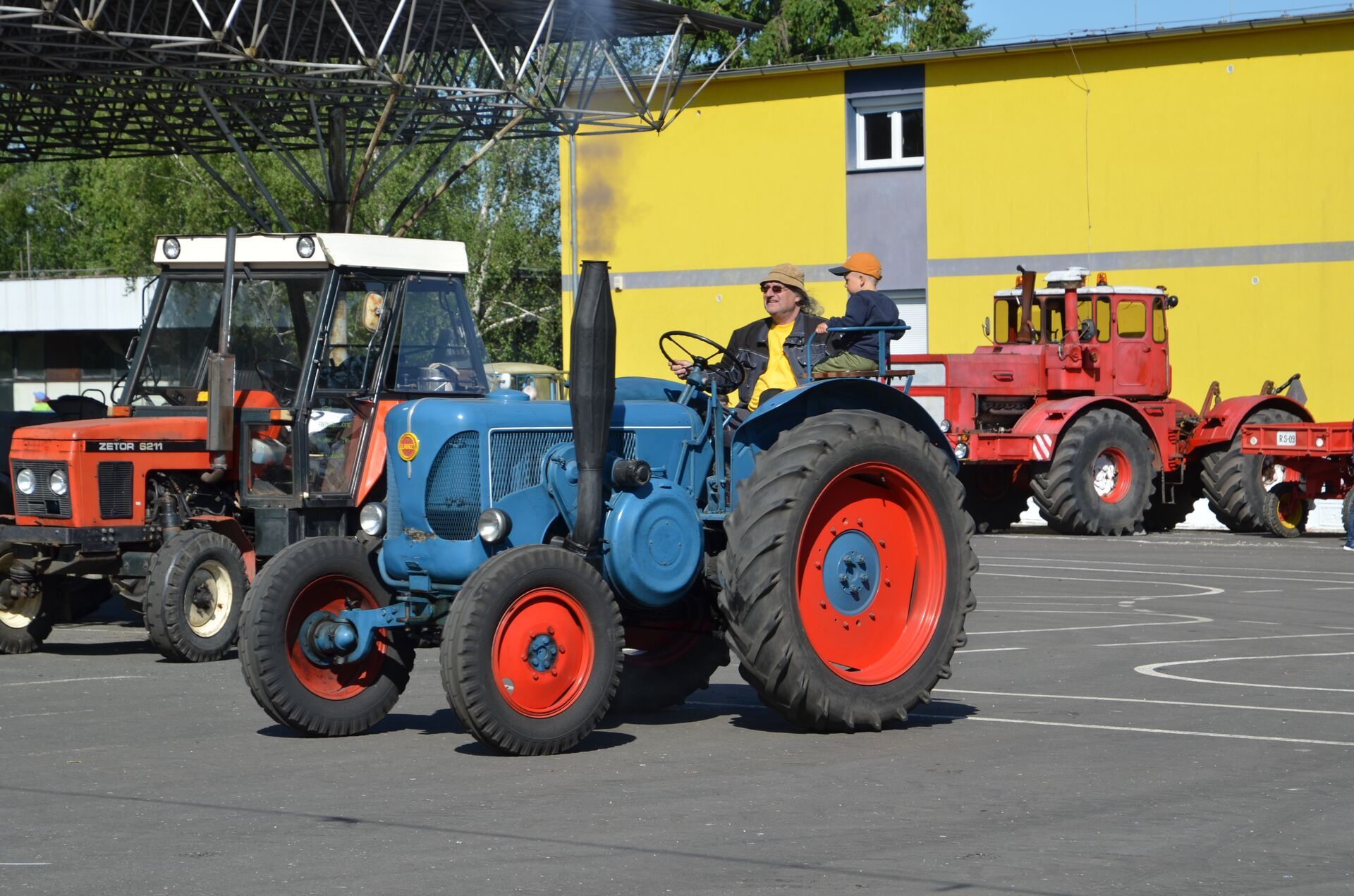 V Čáslavi se rozjede stoletý stařík! Tradiční Pradědečkův traktor v NZM Čáslav již podevatenácté