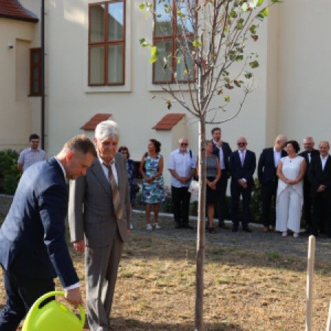 Slávnostné zastupiteľstvo vzdalo poctu Jánovi Petrovi a Miloslavovi Chomovi