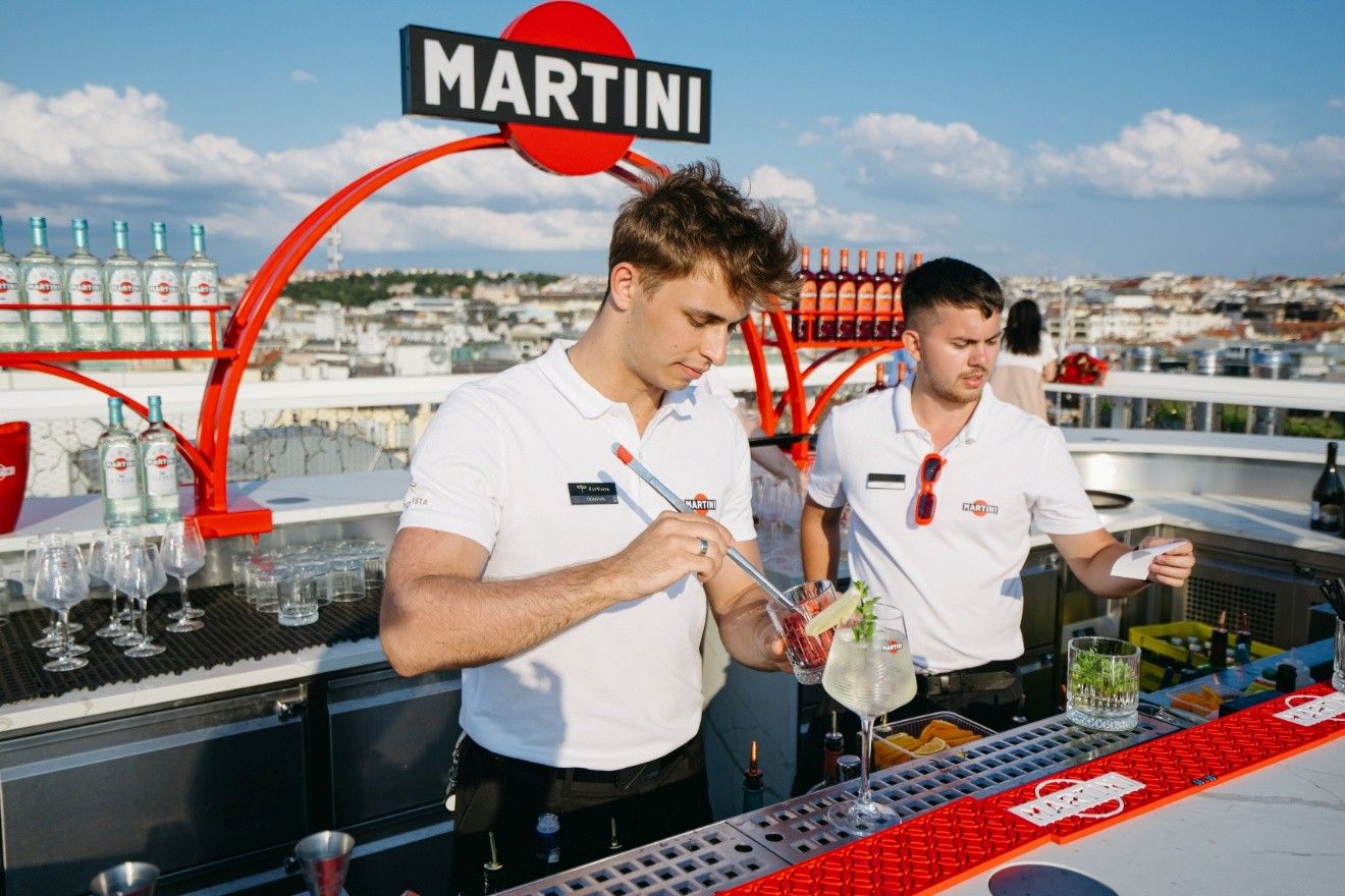 První Martini Terrazza ve střední Evropě otevírá v Praze. Nabídne ikonické aperitivo i jedinečný výhled na město