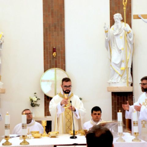 Novokňaz Jakub Jurkovič slávil v Senici primičnú svätú omšu