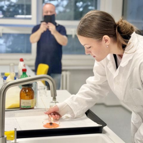 Žiaci na „jednotke“ sa učia chémiu a fyziku v novej modernej učebni