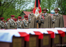 Ceremonia pogrzebowa żołnierzy NSZ ze Zgrupowania kpt. Henryka Flamego „Bartka”