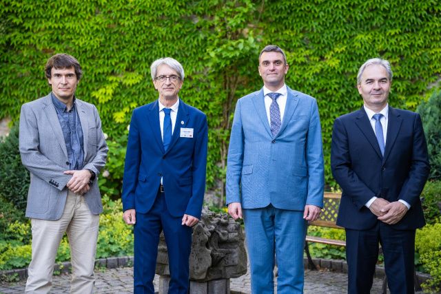 Visegrádi országok tudományos akadémiáinak találkozója Szomolányban