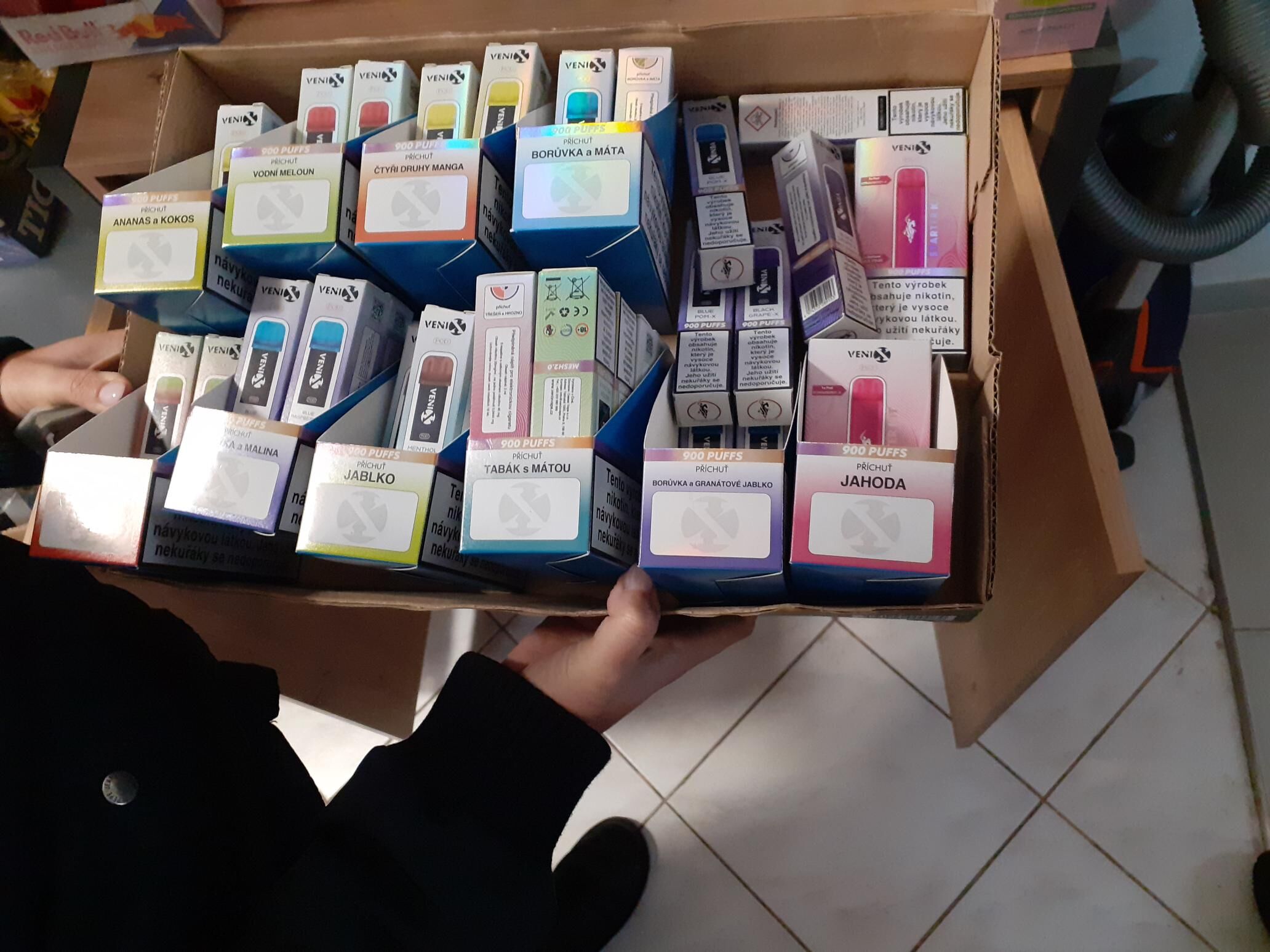 Další záchyty neznačených cigaret a nezdaněného alkoholu