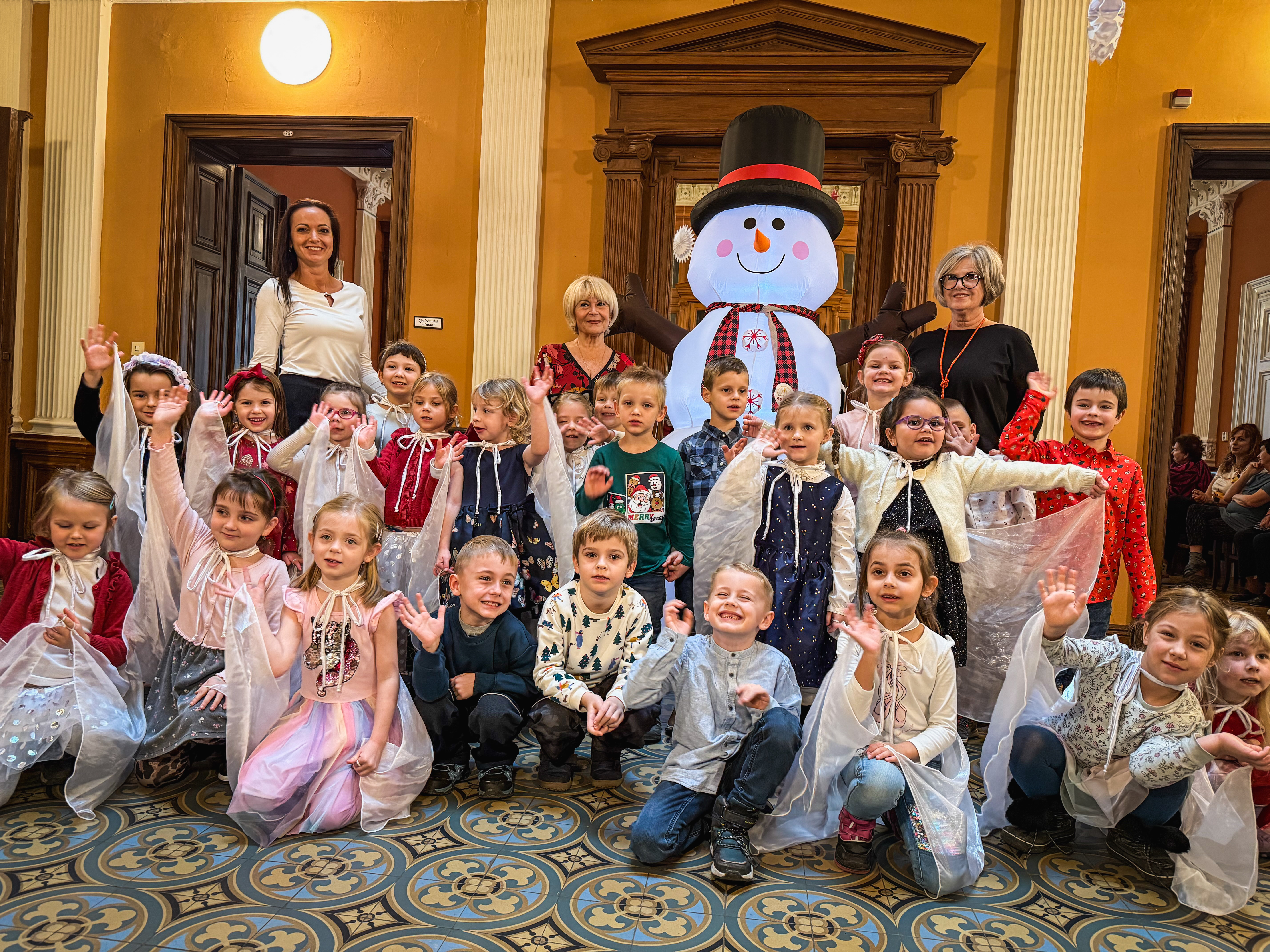 Děti z MŠ Korálek již po pětadvacáté rozsvítily Vánoce v Domově seniorů Český Dub