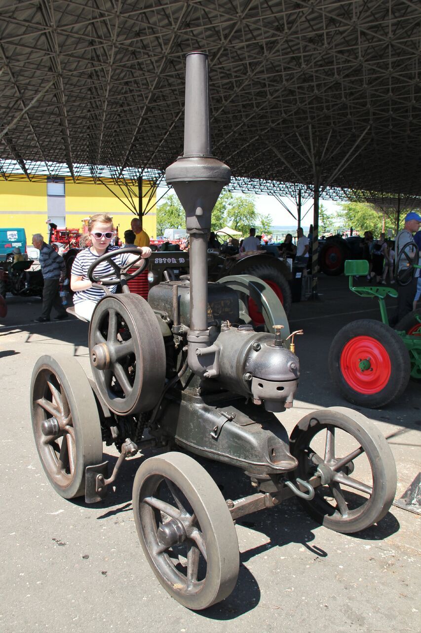 V Čáslavi se rozjede stoletý stařík! Tradiční Pradědečkův traktor v NZM Čáslav již podevatenácté