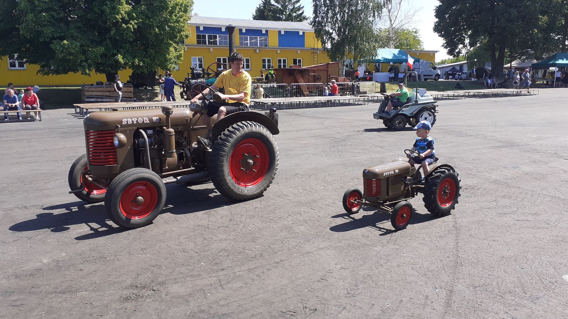 V Čáslavi se rozjede stoletý stařík! Tradiční Pradědečkův traktor v NZM Čáslav již podevatenácté