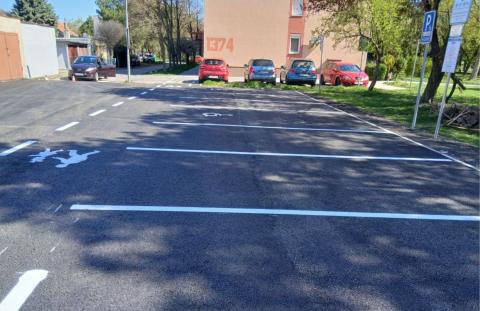 Elkészültek és már használatban az új parkolóhelyek a Rózsa ligetben