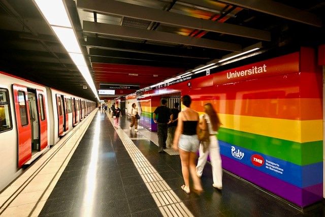 L'estació de metro d'Universitat s'acoloreix per celebrar la diversitat