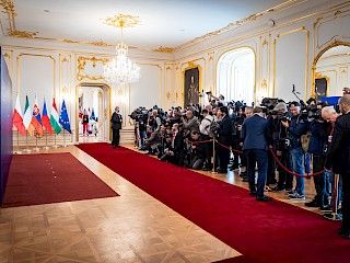 "V4 JE OPÄŤ ŽIVÁ" - predsedovia vlád krajín V4 rokovali na Bratislavskom hrade aj s írskym premiérom