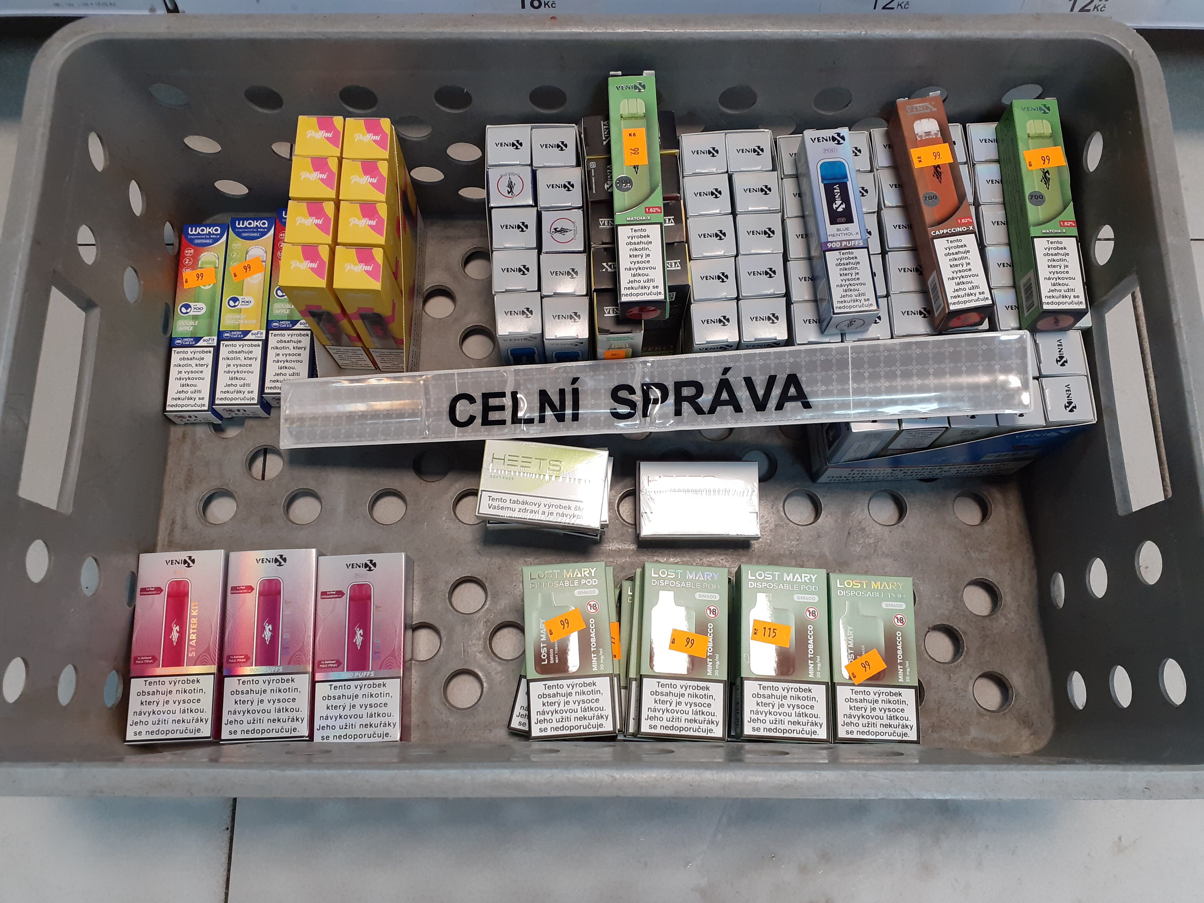Další záchyty neznačených cigaret a nezdaněného alkoholu