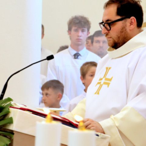 Novokňaz Jakub Jurkovič slávil v Senici primičnú svätú omšu
