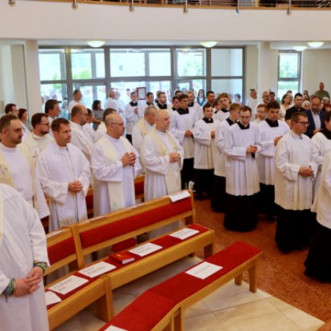 Novokňaz Jakub Jurkovič slávil v Senici primičnú svätú omšu