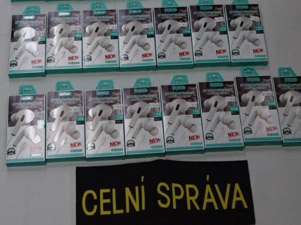 Celníci zadrželi na Královéhradecku téměř tři stovky výrobků pro podezření z porušení práv duševního vlastnictví