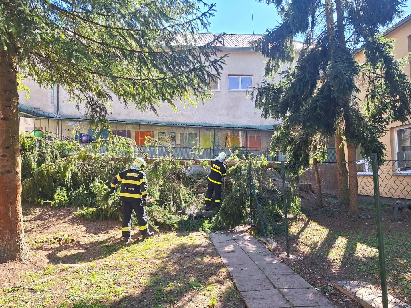 Mesto odstraňuje následky stredajšej búrky, prioritou bola bezpečnosť obyvateľov