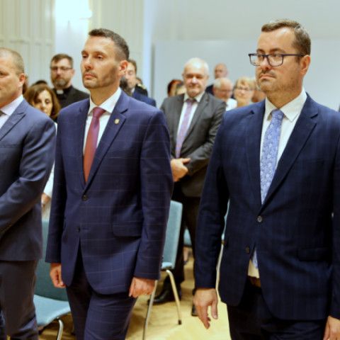 Slávnostné zastupiteľstvo vzdalo poctu Jánovi Petrovi a Miloslavovi Chomovi
