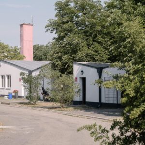 K plotu okolo bungalovov na Slnečných jazerách