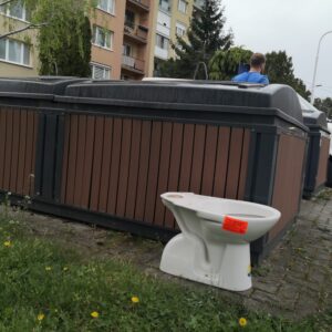 Stojiská nie sú zberný dvor!