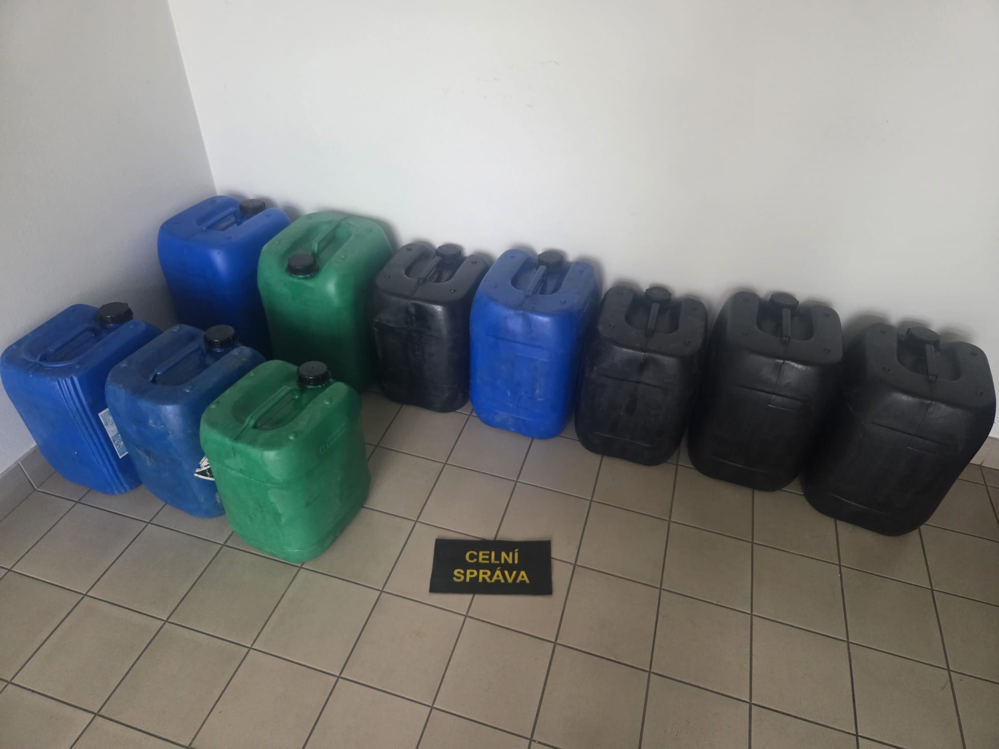 Středočeští celníci zadrželi 235 litrů nezdaněné nafty mířící do Rumunska