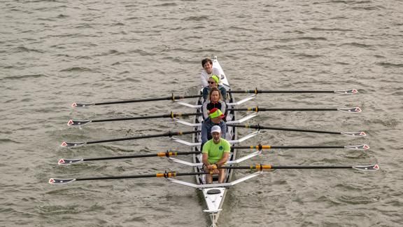 “Al roeiend duwen we elkaar vooruit”