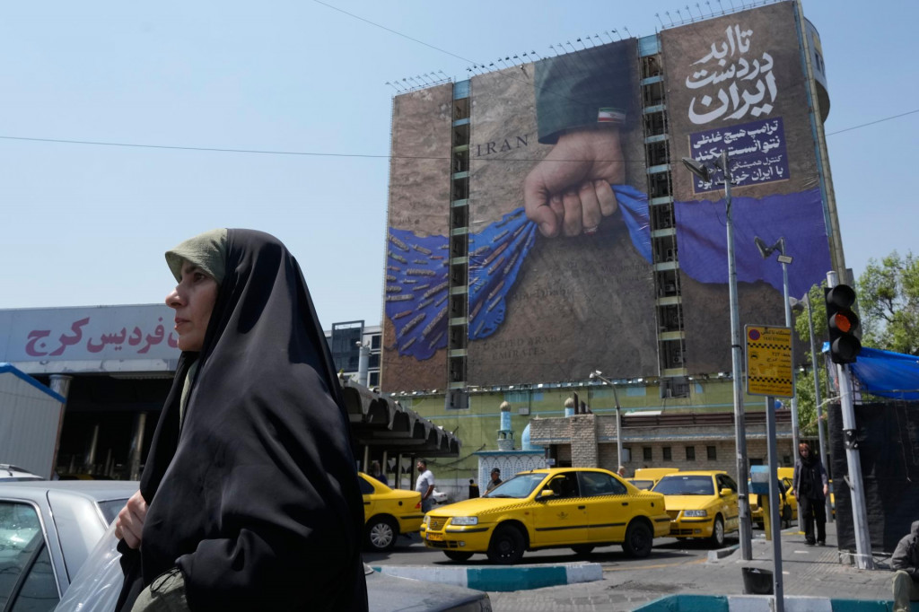 Irán má stále 40 percent dronov a vykopáva zavalené sklady rakiet, píše New York Times