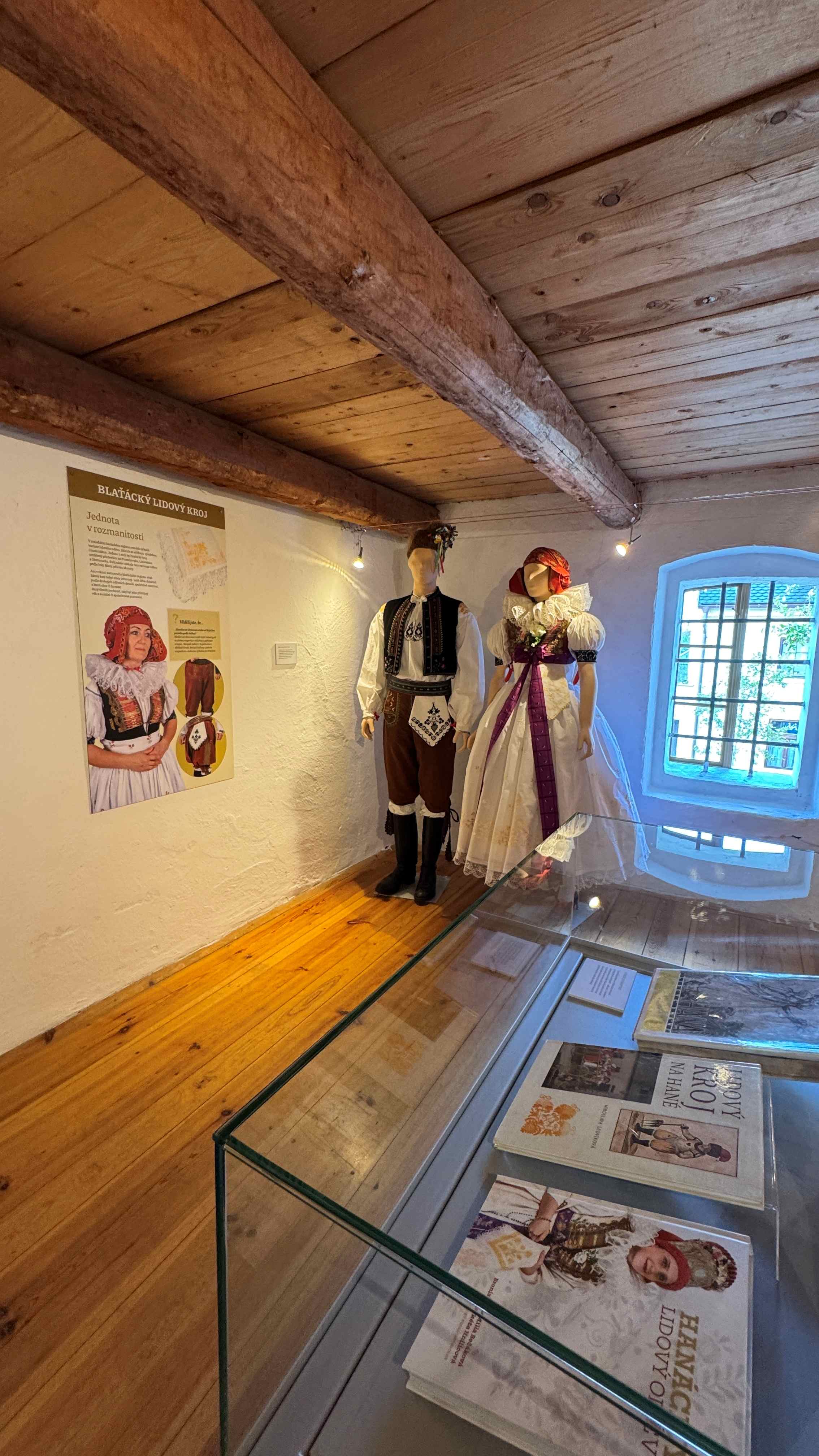 Hanácký kroj v proměnách času. Muzeum v přírodě nabízí novou výstavu o lidovém oděvu
