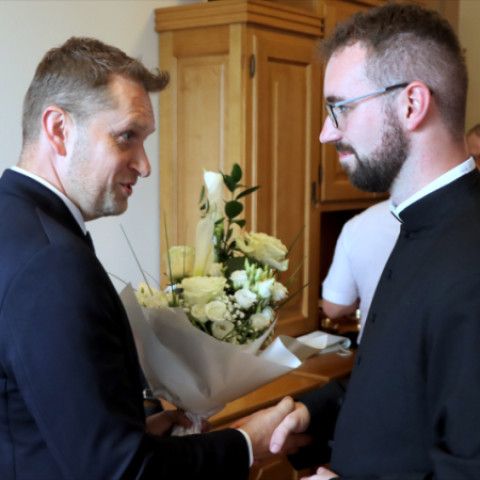 Novokňaz Jakub Jurkovič slávil v Senici primičnú svätú omšu