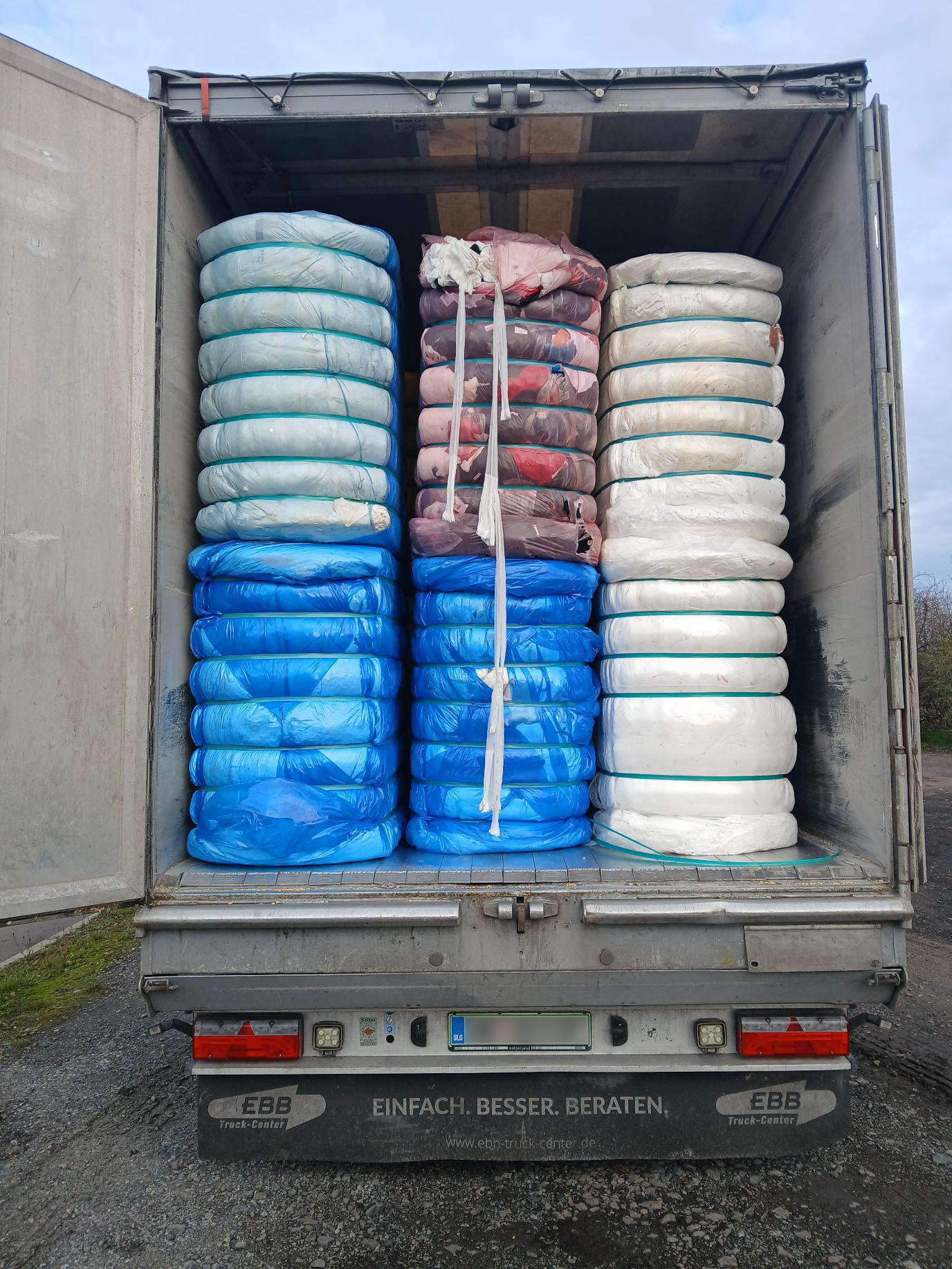 Středočeští celníci mají za sebou intenzivní rok – ukrytá hotovost, marihuana v taxíku, dlužníci na silnicích i nebezpečný odpad