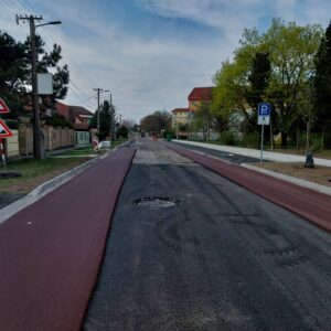 Asfaltovanie vozovky na Svätoplukovej pokračuje