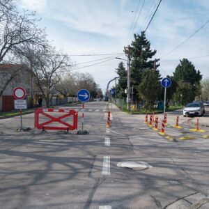 Asfaltovanie vozovky na Svätoplukovej pokračuje